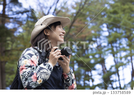 自然の中を撮影する女性 自然の中を撮影する女性 133758589