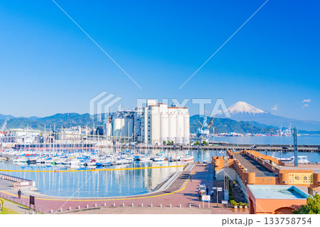 【静岡県】マリンパーク・清水港の風景　後方に富士山 133758754