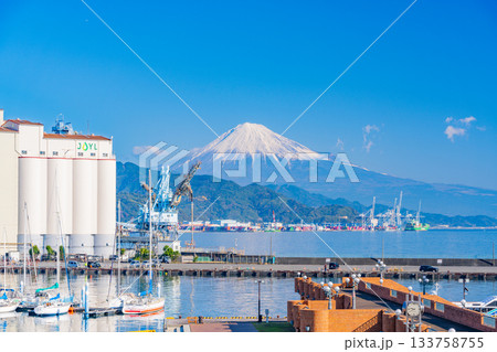 【静岡県】マリンパーク・清水港の風景　後方に富士山 133758755