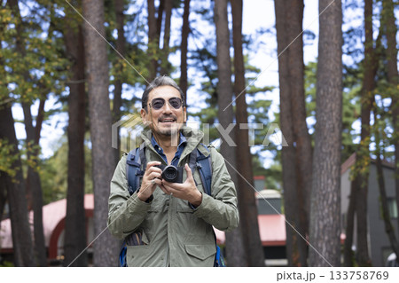 自然の中を撮影する男性 自然の中を撮影する男性 133758769
