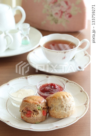 美味しそうなスコーンと紅茶 美味しそうなスコーンと紅茶 133759271