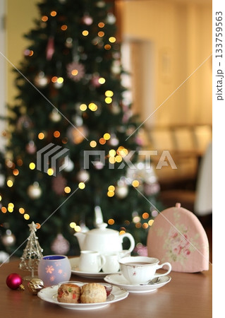 クリスマスツリーとスコーンと紅茶 133759563