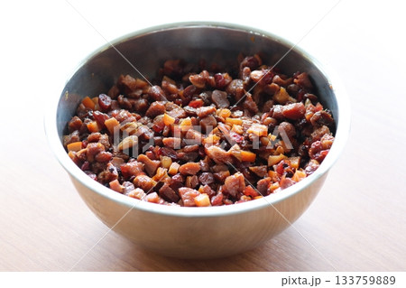 ボウルの中のドライフルーツの洋酒漬け ボウルの中のドライフルーツの洋酒漬け 133759889