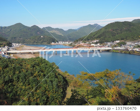 和歌山県新宮市 丹鶴城から望む熊野川 和歌山県新宮市 丹鶴城から望む熊野川 133760470