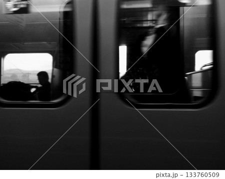 列車窓越しの乗客とブレた風景 列車窓越しの乗客とブレた風景 133760509
