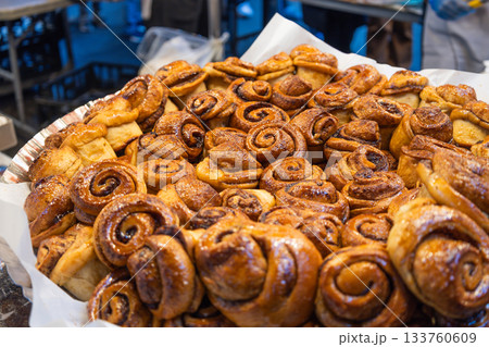 Freshly Baked Cinnamon Buns at Borough Market, London, UK 133760609