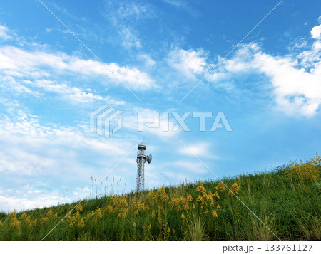 秋の空と雲と電波塔 133761127