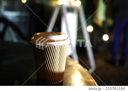 夜のカフェと明かり 133761184