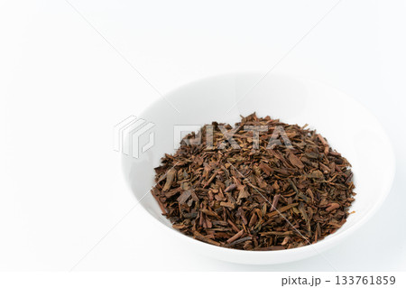 白背景にお皿に入ったほうじ茶の茶葉 白背景にお皿に入ったほうじ茶の茶葉 133761859