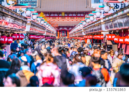 日本の東京都市景観師走。インバウンド続く…まるで異国…外国人観光客らで賑わう浅草寺＝1日 133761863