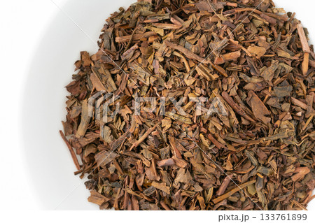 お皿に入ったほうじ茶の茶葉のクローズアップ 133761899