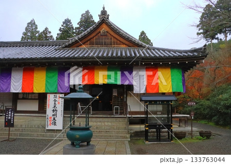 秋の大原三千院（金色不動堂・京都市） 133763044