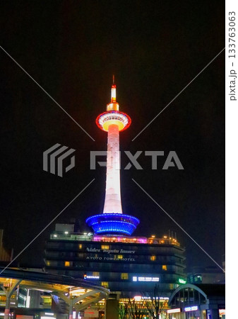 京都タワー(京都市・縦構図) 京都タワー(京都市・縦構図) 133763063