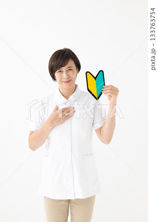 白衣の女性 133763754