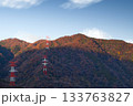 紅葉する山々 133763827