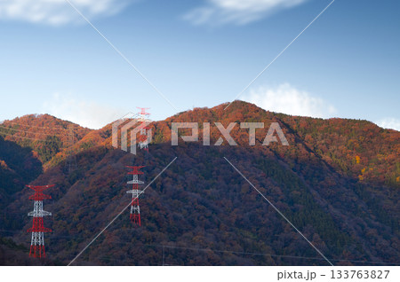 紅葉する山々 133763827