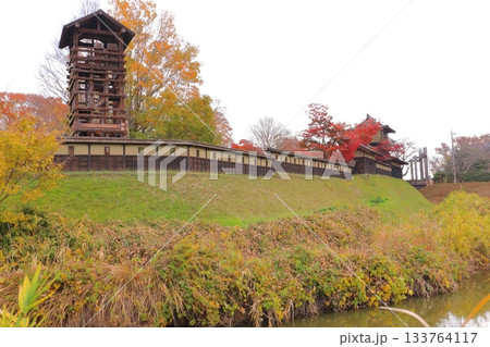 紅葉に包まれる逆井城の城壁と井楼矢倉 133764117
