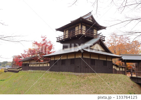 紅葉に包まれる逆井城の二層櫓 133764125