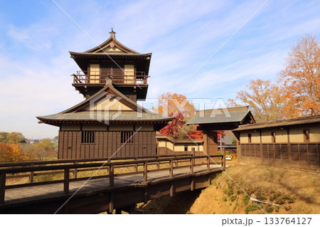 紅葉に包まれる逆井城の二層櫓 133764127
