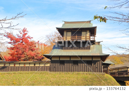 紅葉に包まれる逆井城の二層櫓 133764132