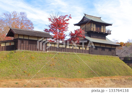 紅葉に包まれる逆井城 133764138