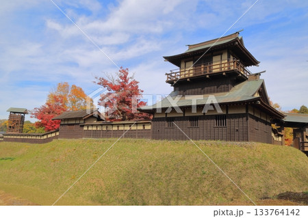 紅葉に包まれる逆井城 133764142