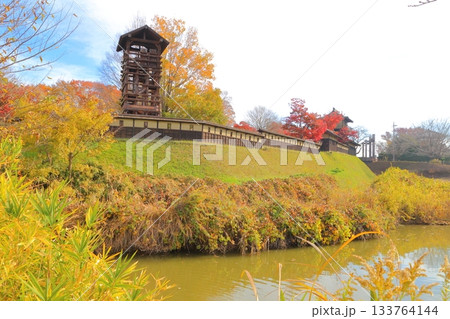 紅葉に包まれる逆井城の城壁と井楼矢倉 133764144