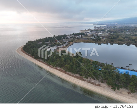 滋賀県 高島市の早朝の湖の風景 133764152