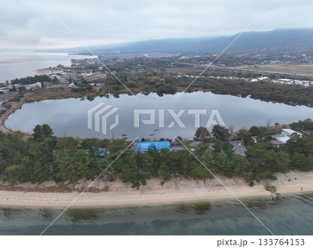 滋賀県 高島市の早朝の湖の風景 滋賀県 高島市の早朝の湖の風景 133764153