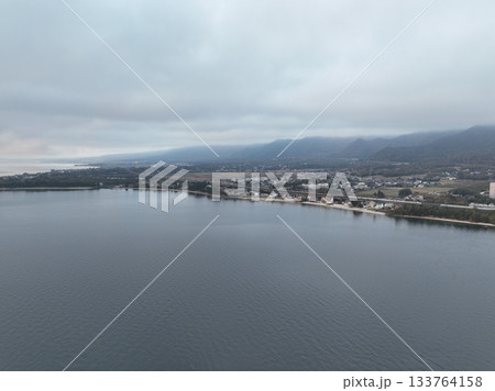 滋賀県 高島市の早朝の湖の風景 滋賀県 高島市の早朝の湖の風景 133764158