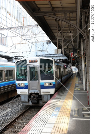 岡山駅に停車する213系電車 岡山駅に停車する213系電車 133764559