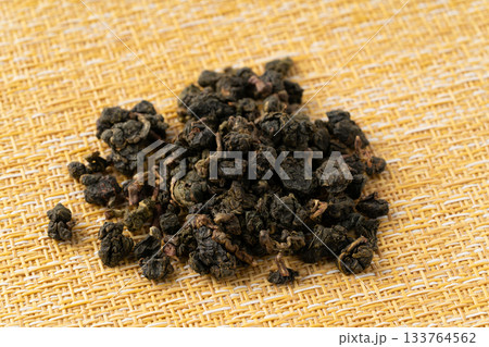 黄色い布の上に置いた凍頂烏龍茶の茶葉 133764562