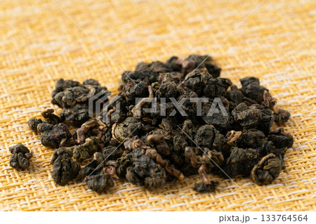 黄色い布の上に置いた凍頂烏龍茶の茶葉 黄色い布の上に置いた凍頂烏龍茶の茶葉 133764564