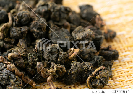 凍頂烏龍茶の茶葉のクローズアップ 133764654