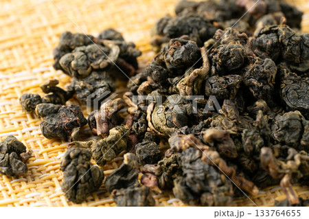 凍頂烏龍茶の茶葉のクローズアップ 凍頂烏龍茶の茶葉のクローズアップ 133764655