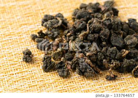 凍頂烏龍茶の茶葉のクローズアップ 凍頂烏龍茶の茶葉のクローズアップ 133764657