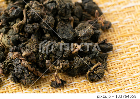 凍頂烏龍茶の茶葉のクローズアップ 133764659
