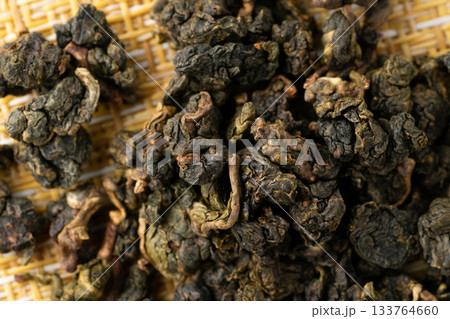 凍頂烏龍茶の茶葉のクローズアップ 133764660
