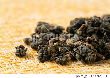 凍頂烏龍茶の茶葉のクローズアップ 凍頂烏龍茶の茶葉のクローズアップ 133764661
