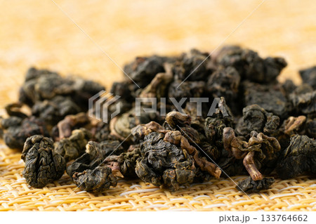 凍頂烏龍茶の茶葉のクローズアップ 凍頂烏龍茶の茶葉のクローズアップ 133764662