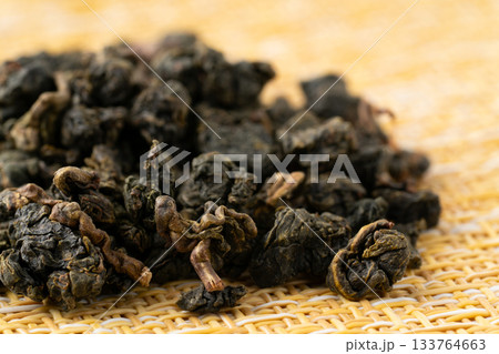 凍頂烏龍茶の茶葉のクローズアップ 凍頂烏龍茶の茶葉のクローズアップ 133764663