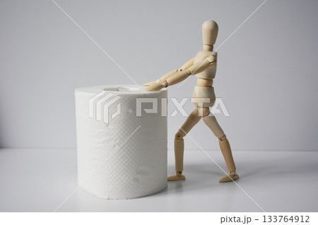 トイレットペーパーとデッサン人形 133764912