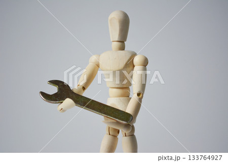 工具を持つデッサン人形 133764927