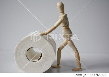 トイレットペーパーとデッサン人形 133764929