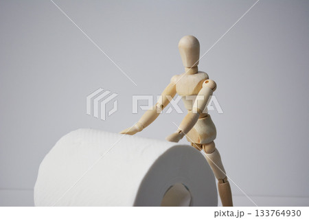 トイレットペーパーとデッサン人形 133764930