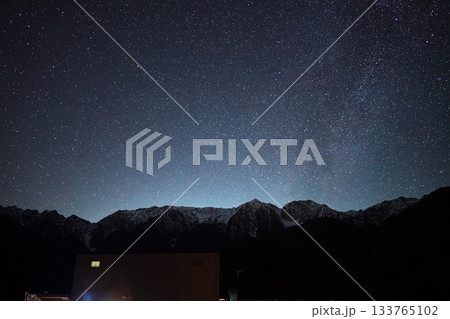 白馬連峰に沈みゆく銀河を白馬岩岳マウンテンリゾートのキャンプサイトから望む 133765102