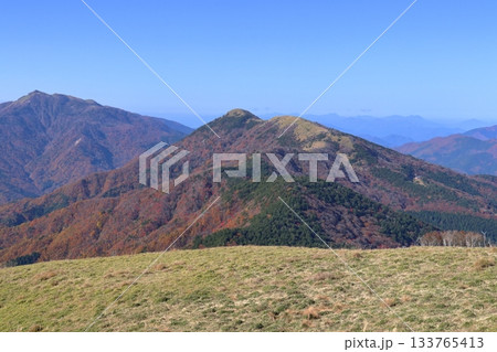 丸笹山から塔丸と三嶺を眺める　（徳島県　剣山系） 133765413