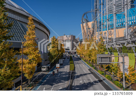 東京ドームとラクーアの間を走る牛込小石川線【東京都文京区】 133765809