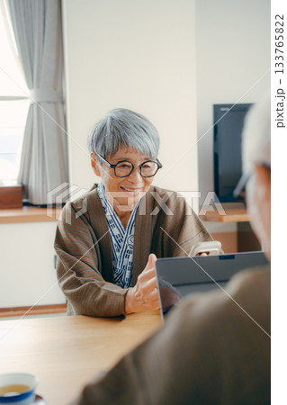 スマホで景色を撮る高齢夫婦の旅館シーン 133765822