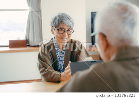 スマホで景色を撮る高齢夫婦の旅館シーン スマホで景色を撮る高齢夫婦の旅館シーン 133765823